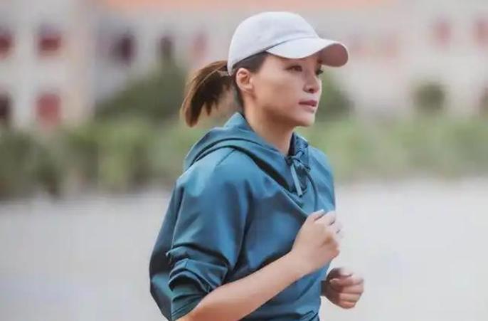 51岁林志玲跑马封神，董卿晨跑重启人生：女明星的慢跑哲学