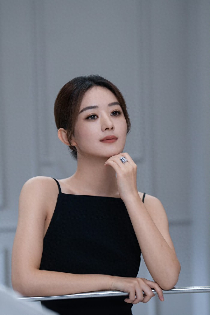 女明星黑色礼服_赵丽颖优雅性感造型_赵丽颖盘发吊带黑裙