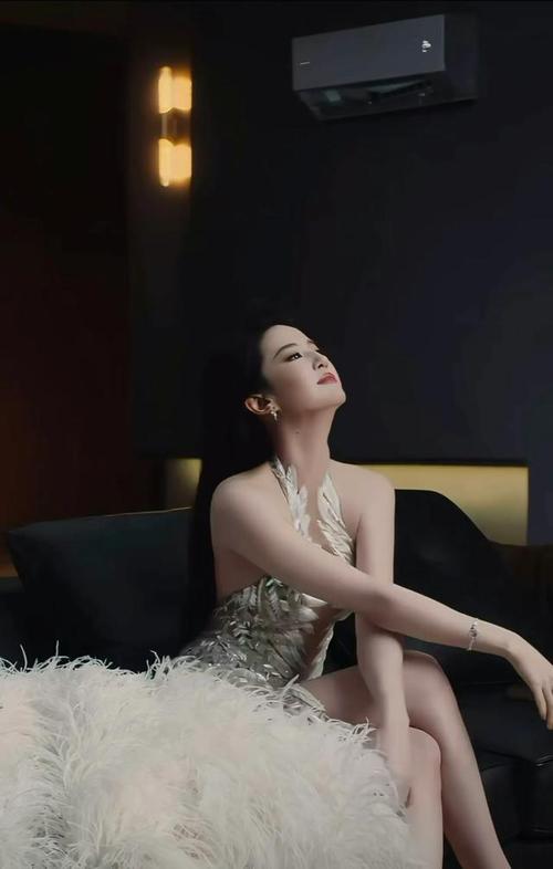 刘亦菲36岁新照曝光，穿羽毛裙彻底撕掉“神仙姐姐”标签