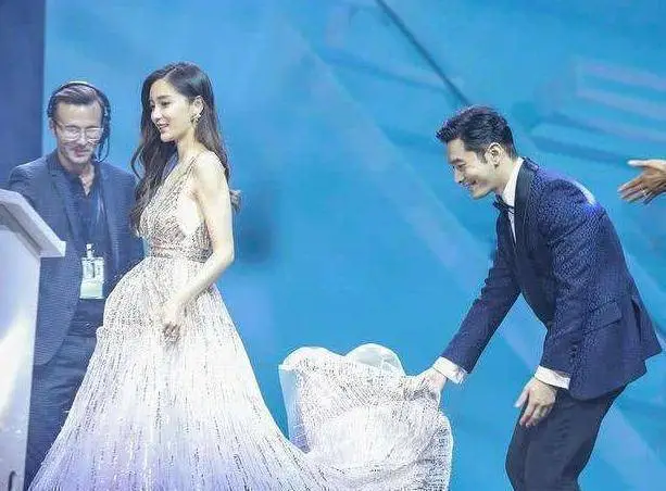 黄晓明baby暗秀恩爱_明星情侣行李箱_各女明星的行李箱颜色