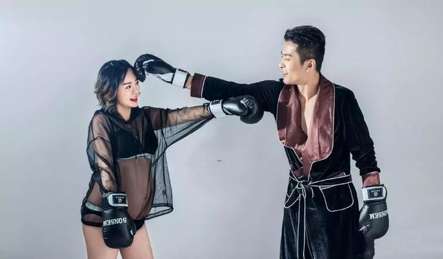 婚礼当“作秀”，热热闹闹捞金，网红辛有志靠直播事业爱情双丰收